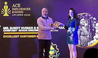 Suneet Kumar Singh (Contentholic) awarded by Ameesha Patel